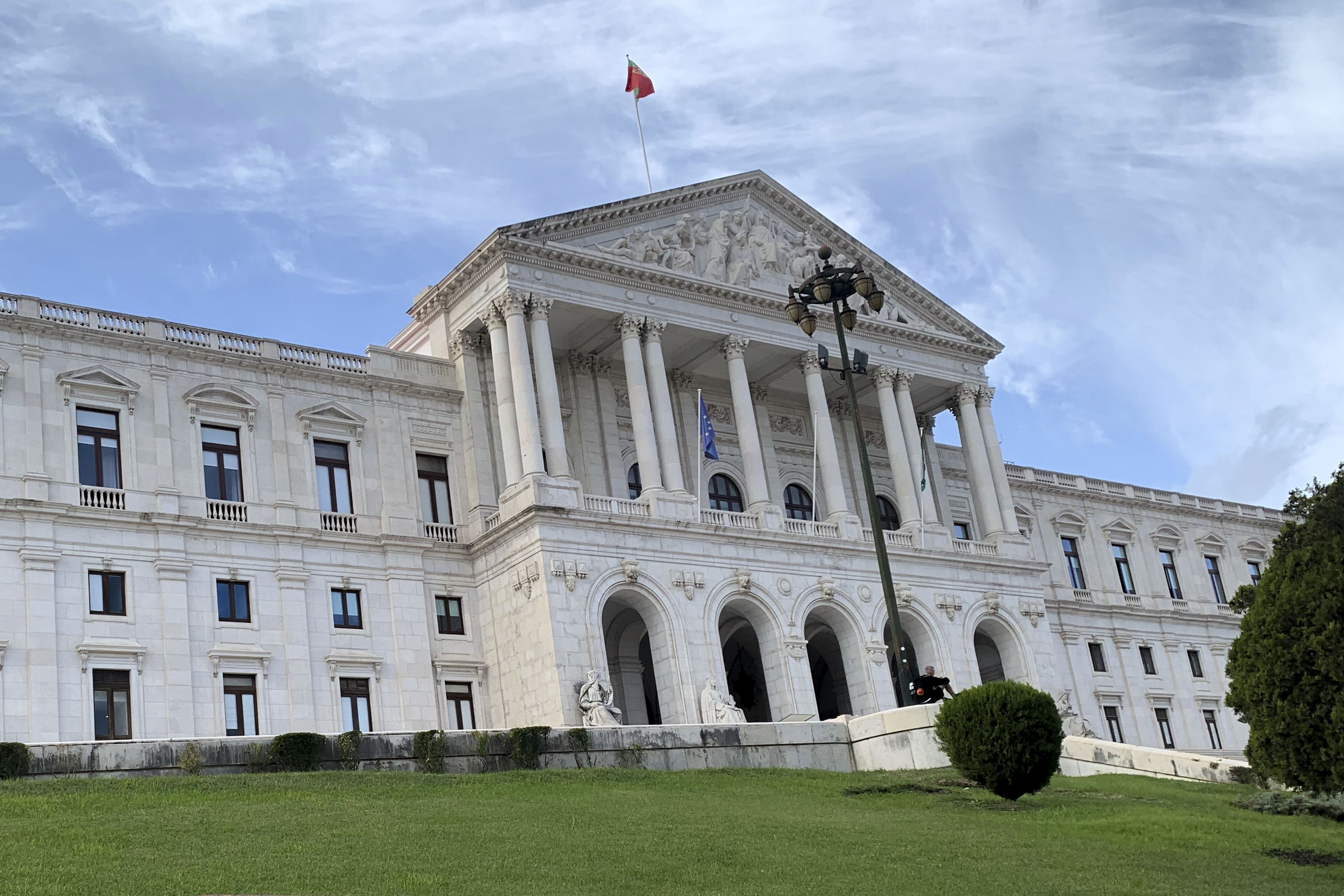 Los socialistas quieren seguir gobernando en Portugal pero la oposición pide elecciones