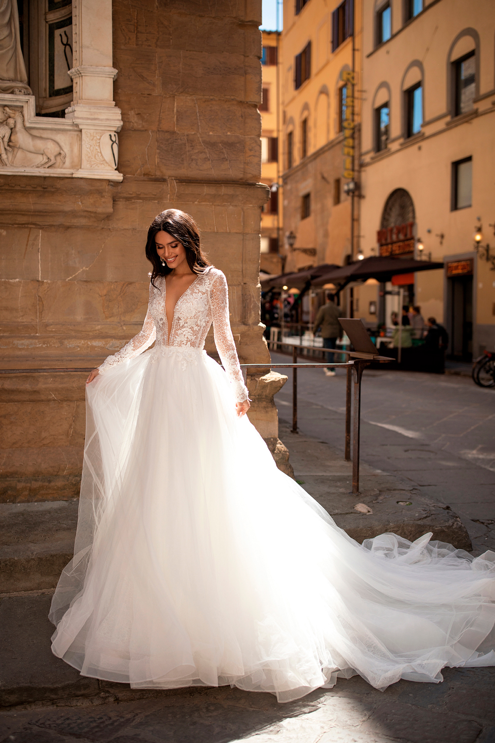 "A las novias les decimos: 'El vestido te elige'. Hay que darse la posibilidad de explorar y sorprenderse": Mariana Ramírez .