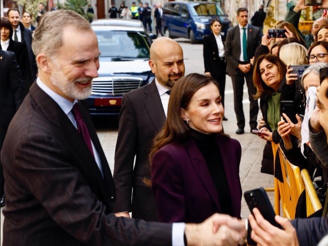 La reina Letizia enamora con un impecable traje con el color de la temporada