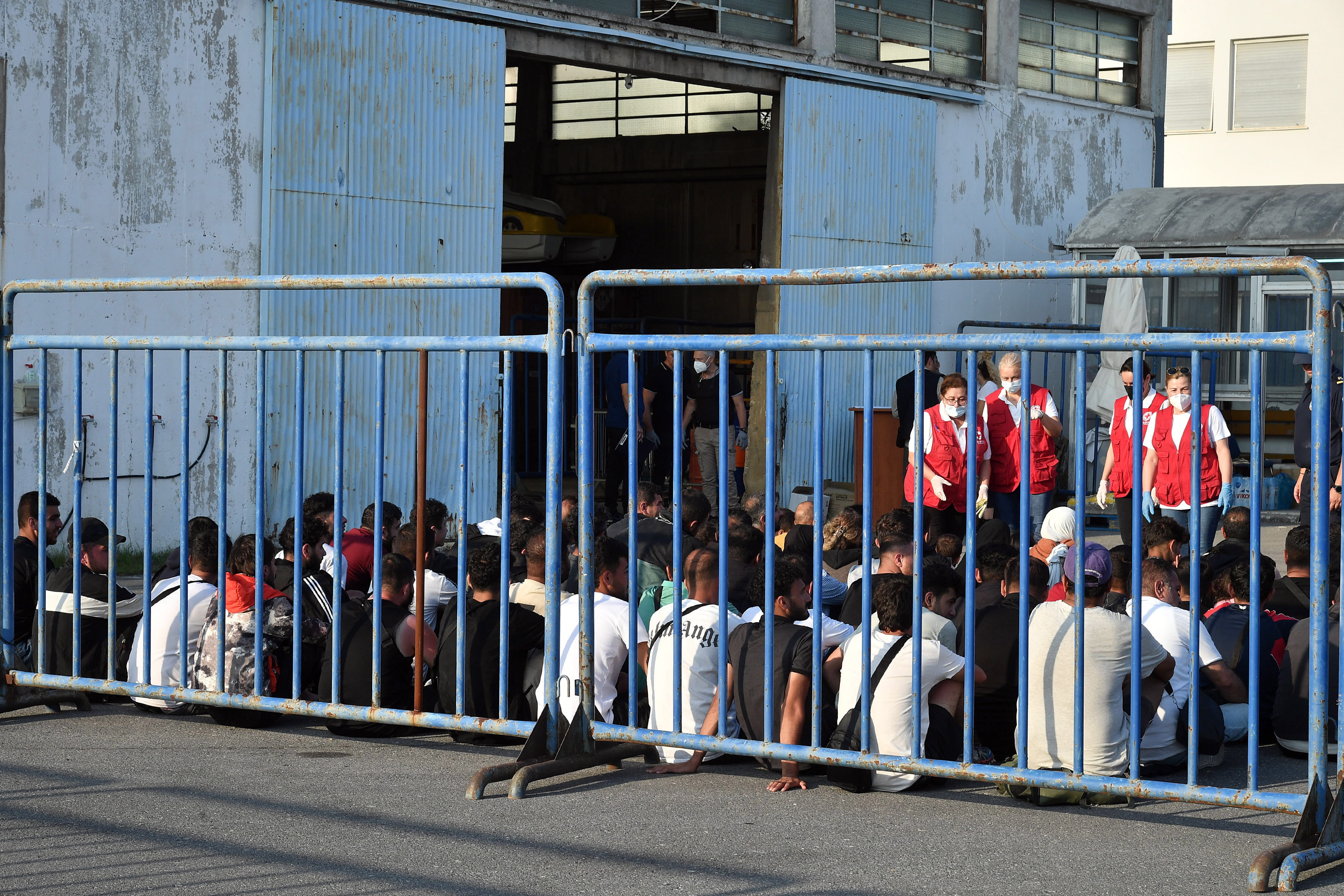 Gobierno de Grecia regularizará a 30.000 migrantes por falta de mano de obra