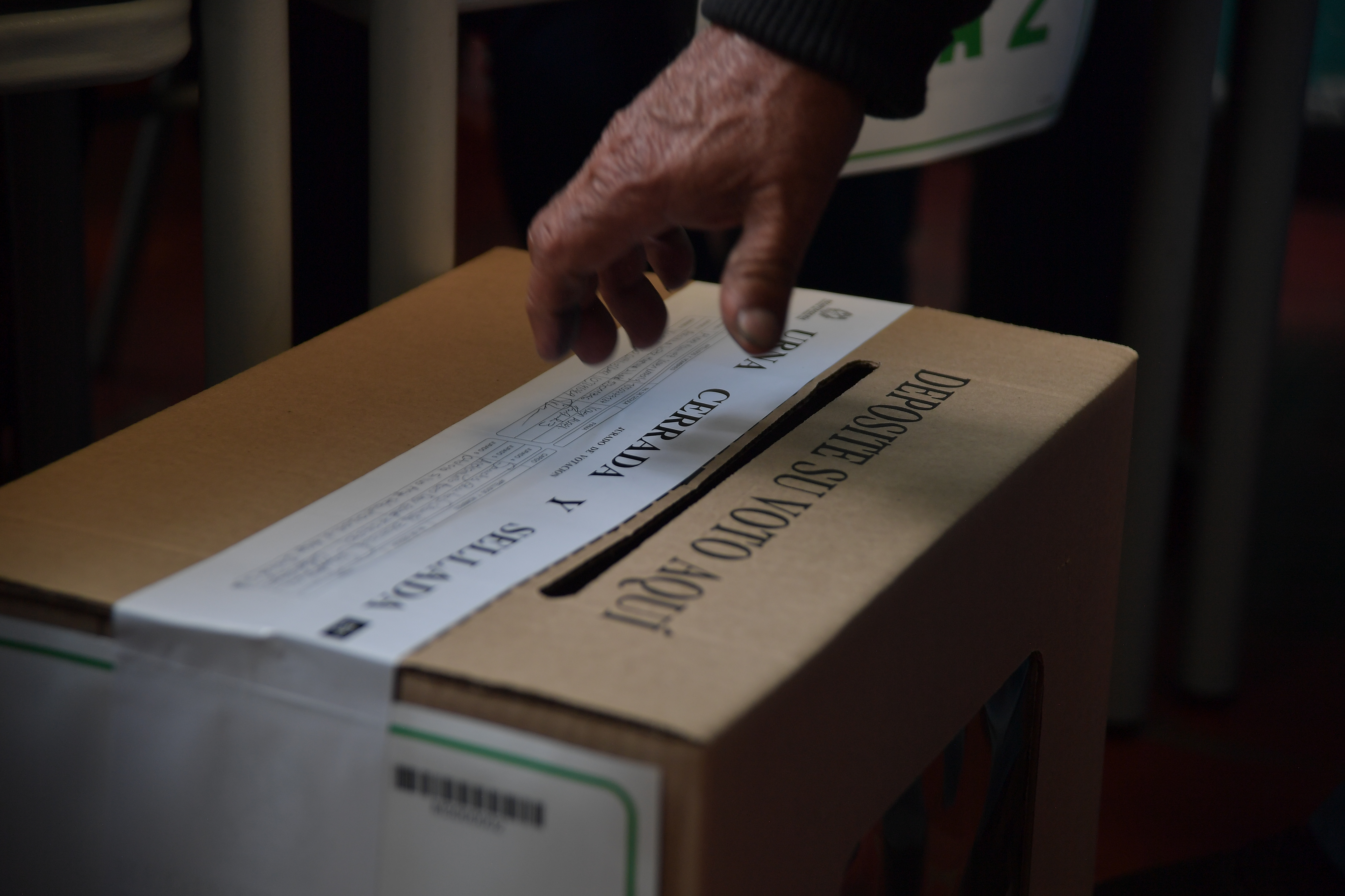 Diferentes aspectos de esta jornada electoral: Ciudadanos votando, tarjetón electoral, Urnas de votación.