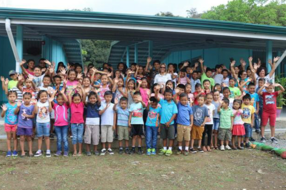 Profesora de escuela indígena recibe el máximo premio en educación en Costa Rica