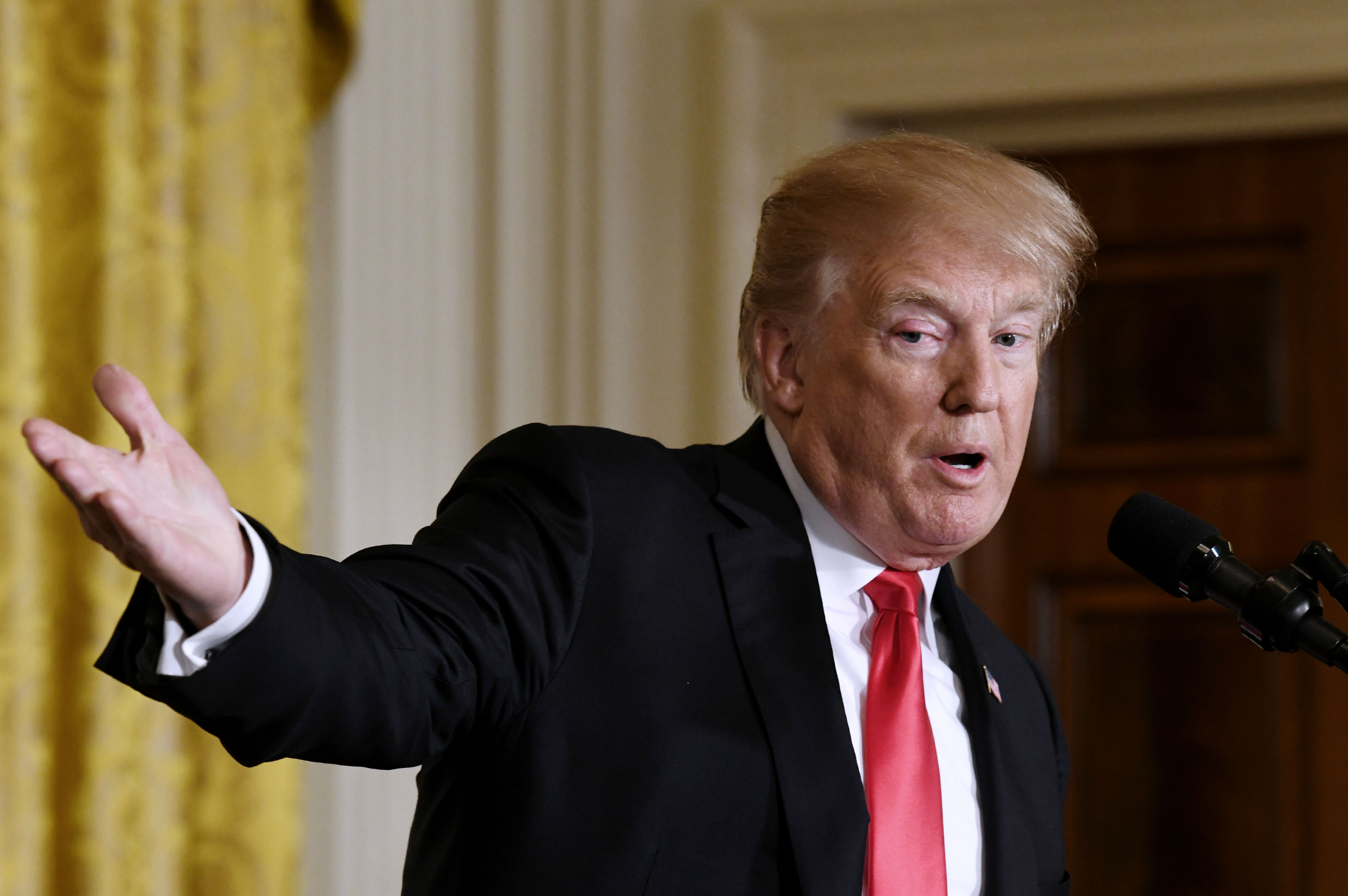 Trump bromea sobre su calvicie