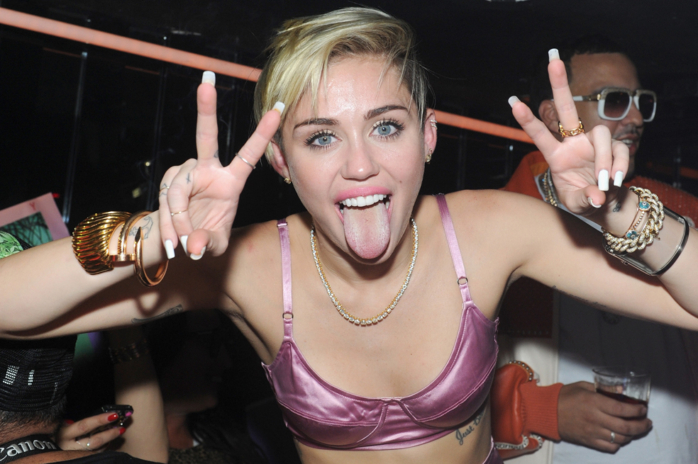 Miley Cyrus le hace una versión feminista a un villancico tradicional