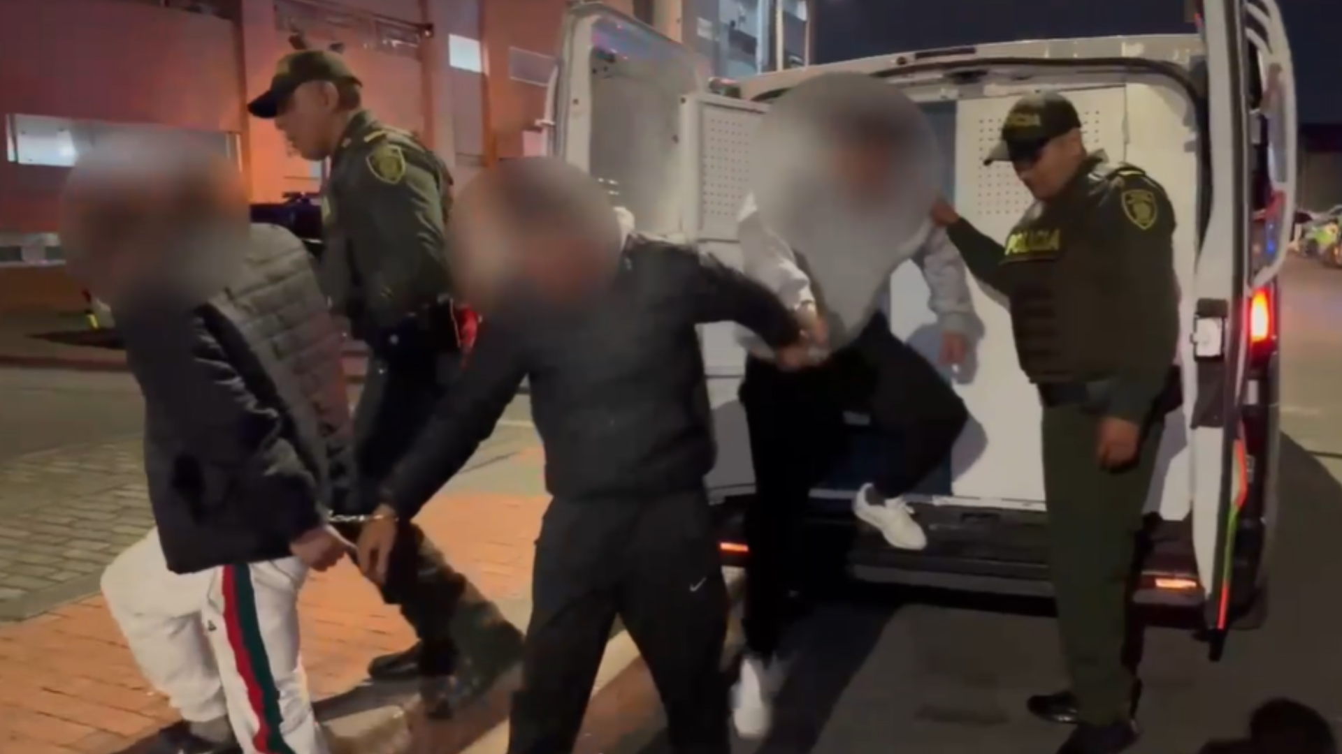 Caen delincuentes, tras robar licor y cigarrillos de un Oxxo, en Puente Aranda