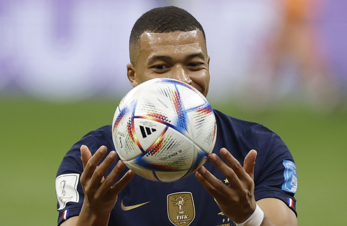 . JOR (CATAR), 10/12/2022.- Kylian Mbappe de Francia juega con el balón hoy, en un partido de los cuartos de final del Mundial de Fútbol Qatar 2022 entre Inglaterra y Francia en el estadio Al Bait en Jor (Catar). EFE/ Alberto Estevez