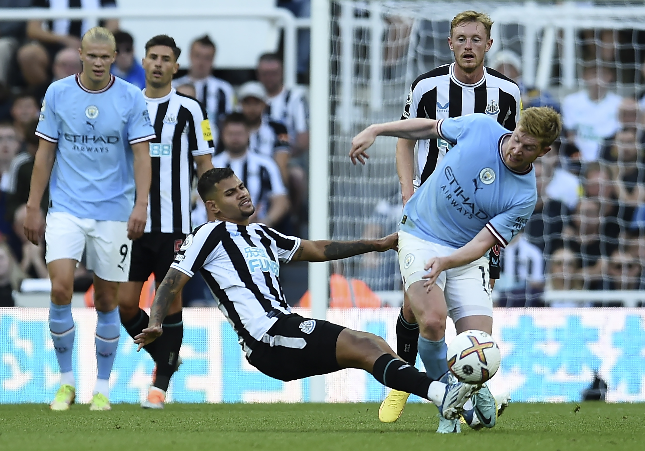 No melhor jogo da Premier League, Manchester City arranca empate contra o  Newcastle - Folha PE