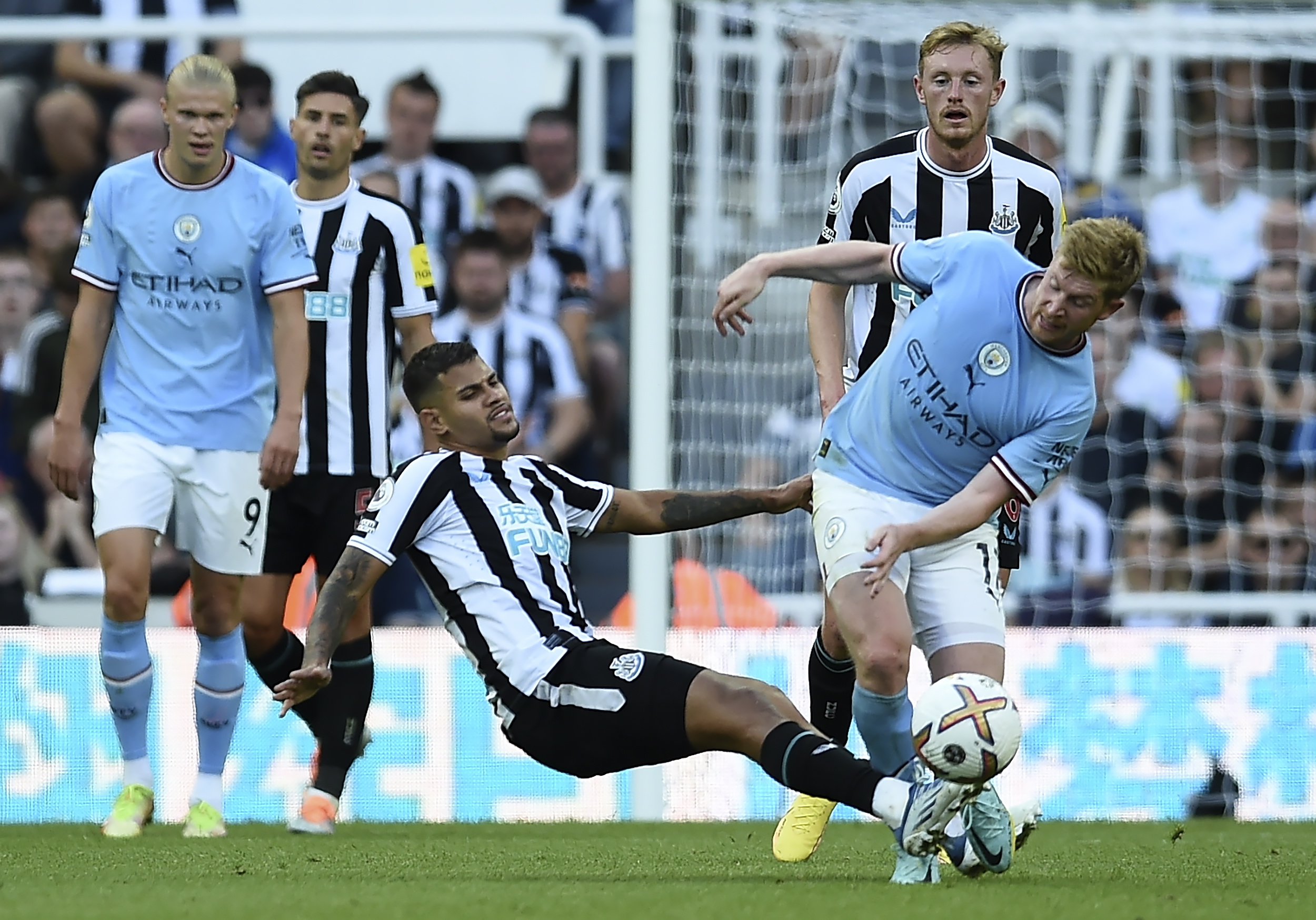 Newcastle (United Kingdom), 21/08/2022.- Kevin De Bruyne (R) of Manchester City in action against of Bruno Guimaraes (L) of Newcastle United during the English Premier League soccer match between Newcastle United and Manchester City in Newcastle, Britain, 21 August 2022. (Reino Unido) EFE/EPA/PETER POWELL EDITORIAL USE ONLY. No use with unauthorized audio, video, data, fixture lists, club/league logos or 'live' services. Online in-match use limited to 120 images, no video emulation. No use in betting, games or single club/league/player publications