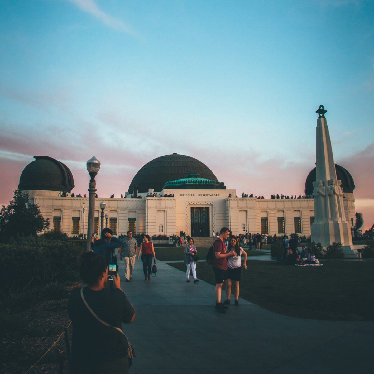 El Griffith Observatory, inaugurado en 1935 sobre el Monte Hollywood, es uno de los íconos culturales y científicos de la ciudad, famoso tanto por sus vistas panorámicas como por su papel en la divulgación astronómica. De acceso gratuito, alberga exposiciones interactivas, telescopios públicos y el avanzado planetario Samuel Oschin, que ofrece experiencias inmersivas sobre el universo. Además de su valor científico, ha sido escenario de películas como La La Land, lo que refuerza su atractivo turístico y lo convierte en un punto de encuentro entre ciencia, cultura y entretenimiento.