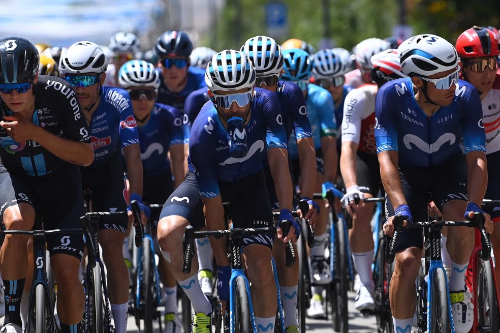 Fernando Gaviria (cent.) buscaba su primera victoria en el Giro de Italia 2023.