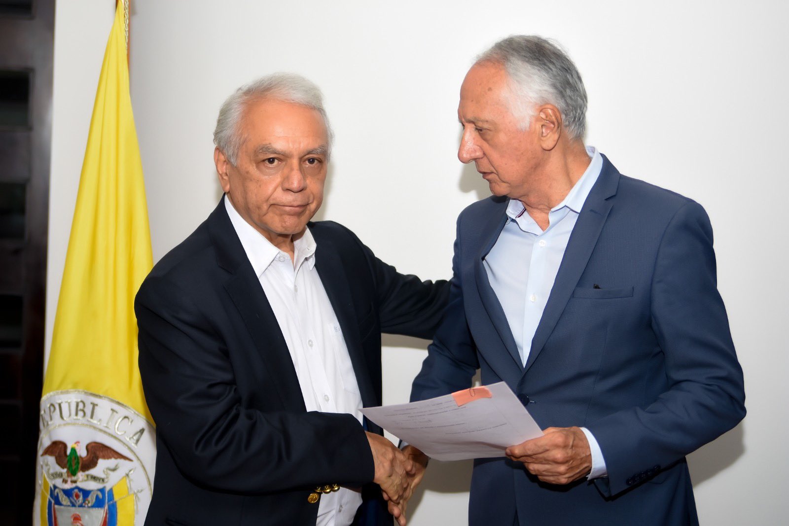 Bernardo Camacho se posesionó como nuevo superintendente de salud