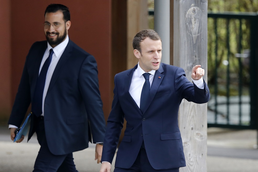 El guardaespaldas de Macron que agredió a manifestantes y enciende las alarmas del gobierno francés