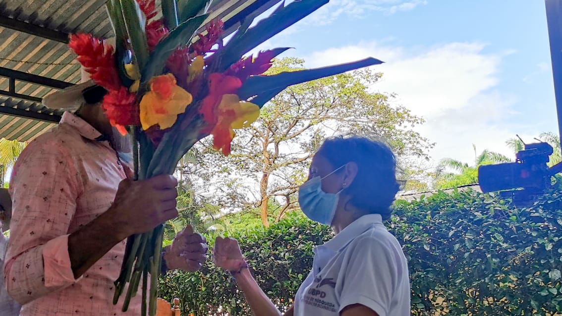 Imagen del reencuentro entre el hombre dado por desaparecido y su familia. A la derecha la directora de la Unidad, Luz Marina Monzón.