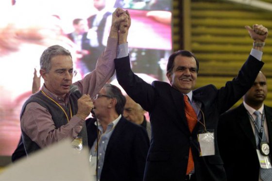 Por «triquiñuelas jurídicas» prohíben foto del expresidente: uribismo