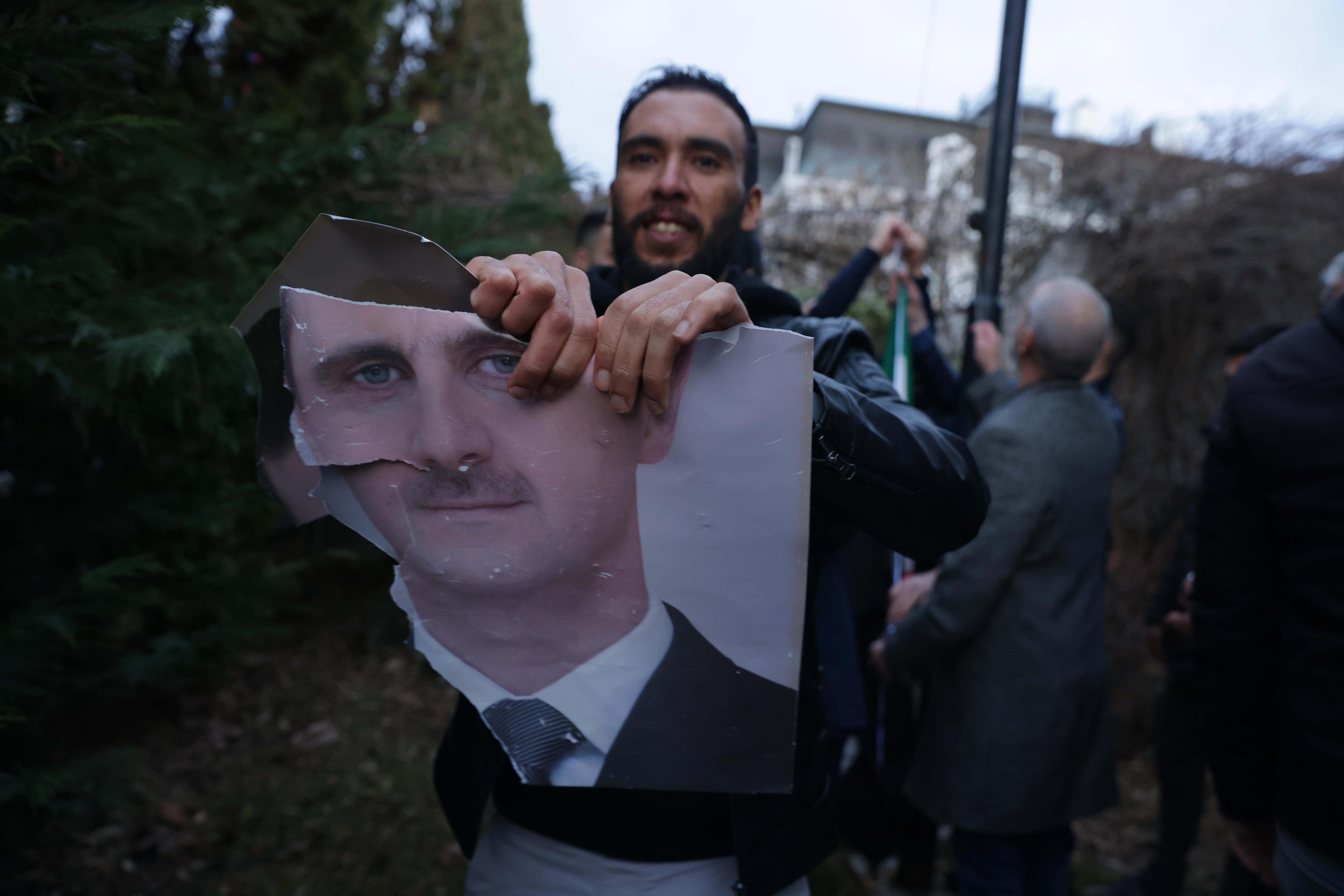 La rebelión siria derroca al presidente Bashar Al Asad