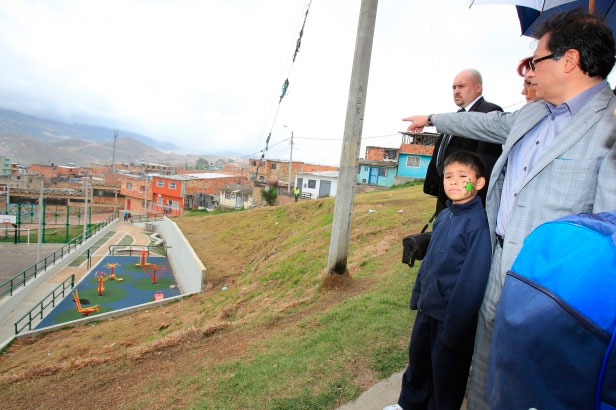 Petro dice que durante su gestión se han construido 18 mil viviendas de interés prioritario