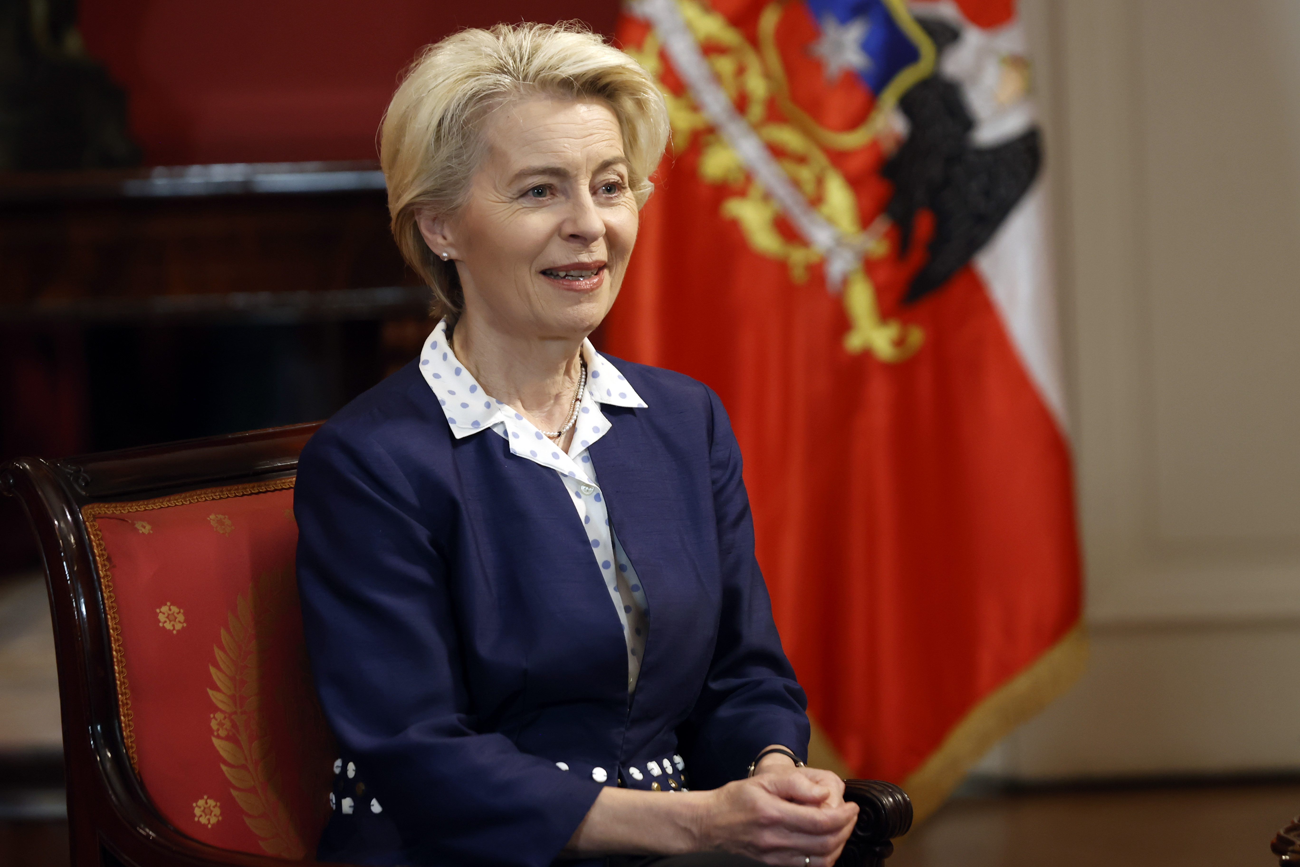 AME6546. SANTIAGO (CHILE), 14/06/2023.- La presidenta de la Comisión Europea, Ursula von der Leyen, habla hoy durante una reunión con el presidente de Chile, Gabriel Boric (fuera de cuadro), en el Palacio de La Moneda en Santiago (Chile). La presidenta de la Comisión Europea, Ursula von der Leyen, llegó hoy a Chile como parte de una gira por Latinoamérica centrada en estrechar las relaciones políticas y económicas y en los preparativos de la cumbre de jefes de Estado y de Gobierno de la UE y la Celac, que se celebrará en julio en Bruselas. EFE/ Elvis González