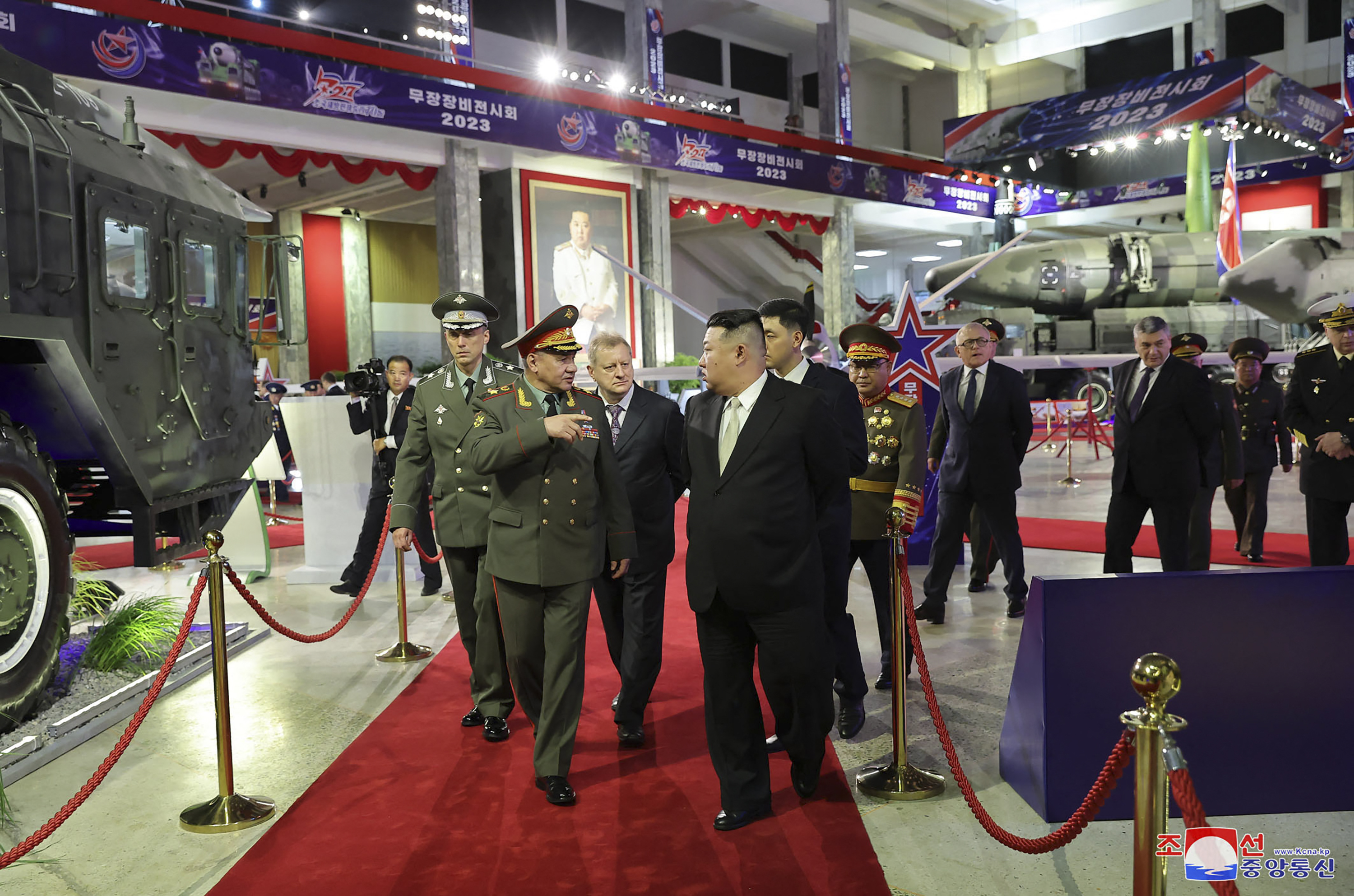El líder norcoreano, Kim Jong-un, muestra misiles al ministro de Defensa ruso