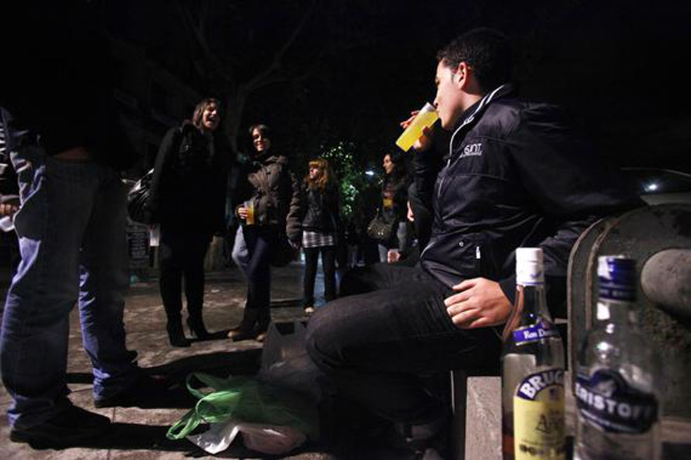 Padres autoritarios aumentan el riesgo de consumo de drogas