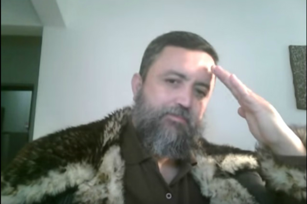 Youtuber que amenazó a promotores de la paz fue policía y tiene negocios en Bolivia
