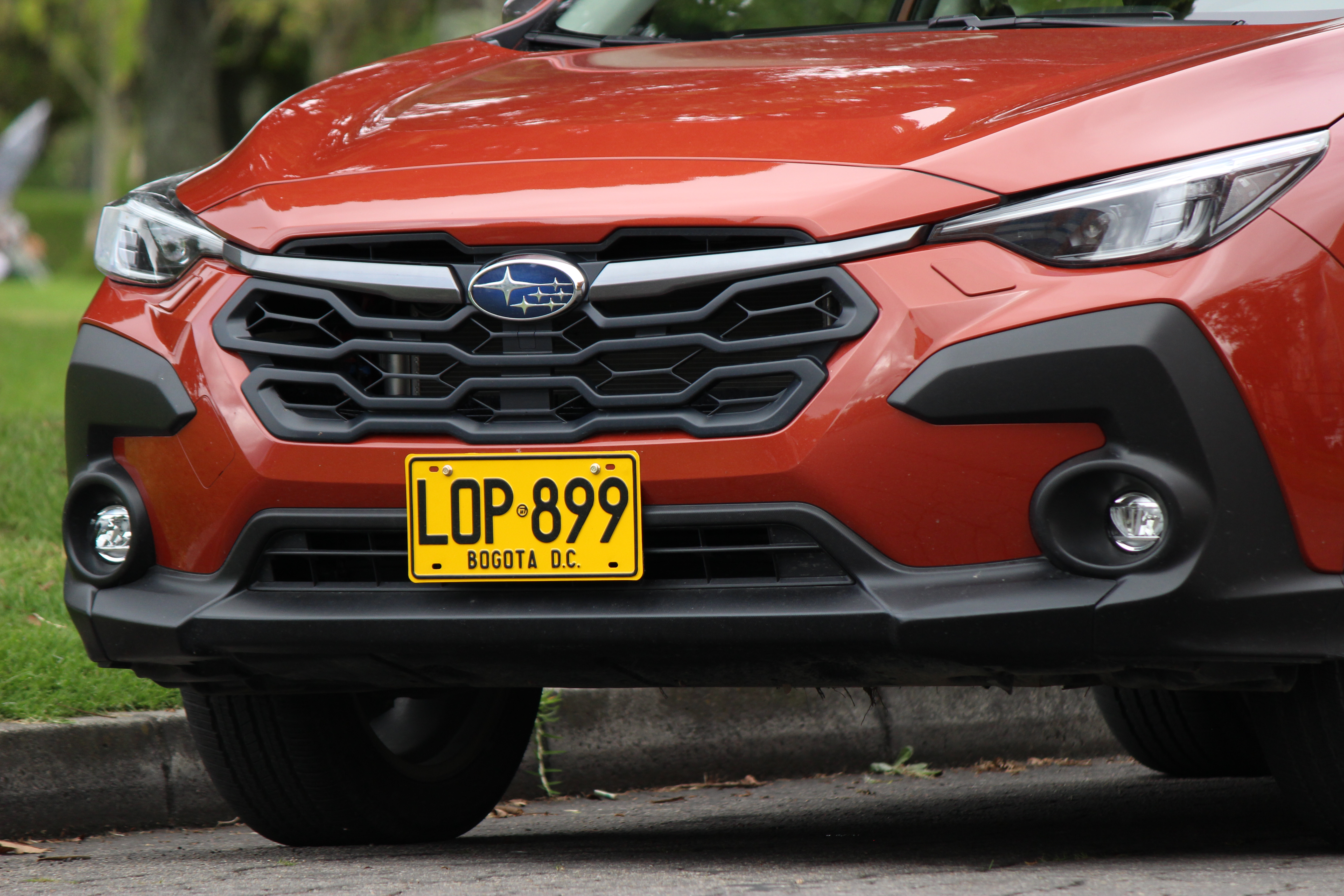 Crosstrek cuenta con luces delanteras con tecnología LED y nivelador automático, así como exploradoras del mismo tipo.