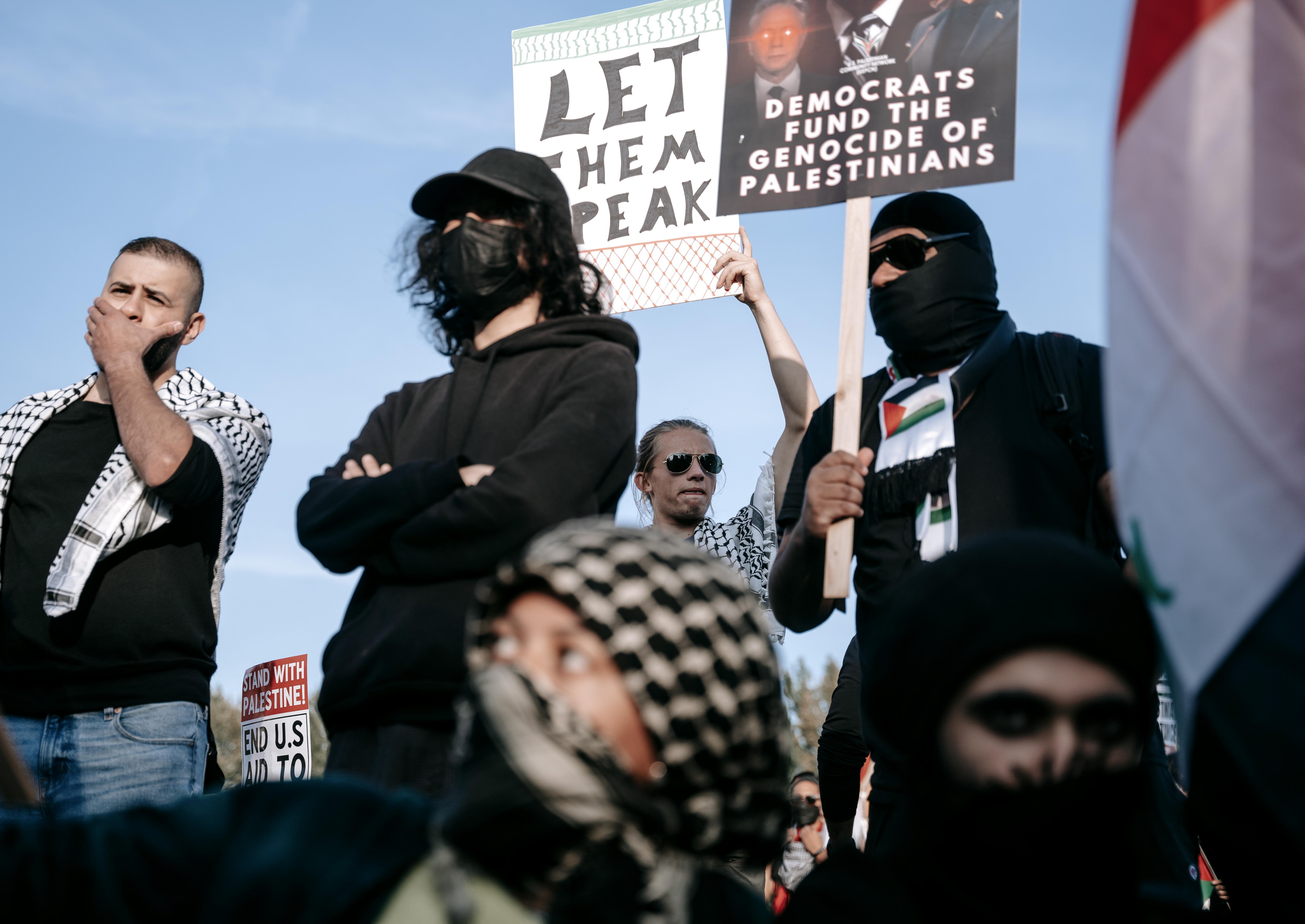 Chicago (United States), 22/08/2024.- A pro-Palestinian crowd reacts to a speech before a protest on the final day of the Democratic National Convention (DNC) in Chicago, Illinois, USA, 22 August 2024 (issued 23 August 2024). Chicago has been preparing for months for multiple protests timed to the 2024 Democratic National Convention.The 2024 Democratic National Convention was held from 19 to 22 August 2024, during which delegates of the United States' Democratic Party voted on the party'Äôs platform and ceremonially for the party's nominee for president, Vice President Kamala Harris, and for vice president, Governor Tim Walz of Minnesota, for the upcoming presidential election. (Protestas, Estados Unidos) EFE/EPA/OLGA FEDOROVA