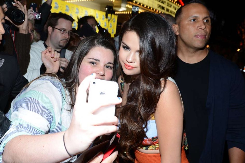 Selena Gomez se enfrenta a fan que la insultó