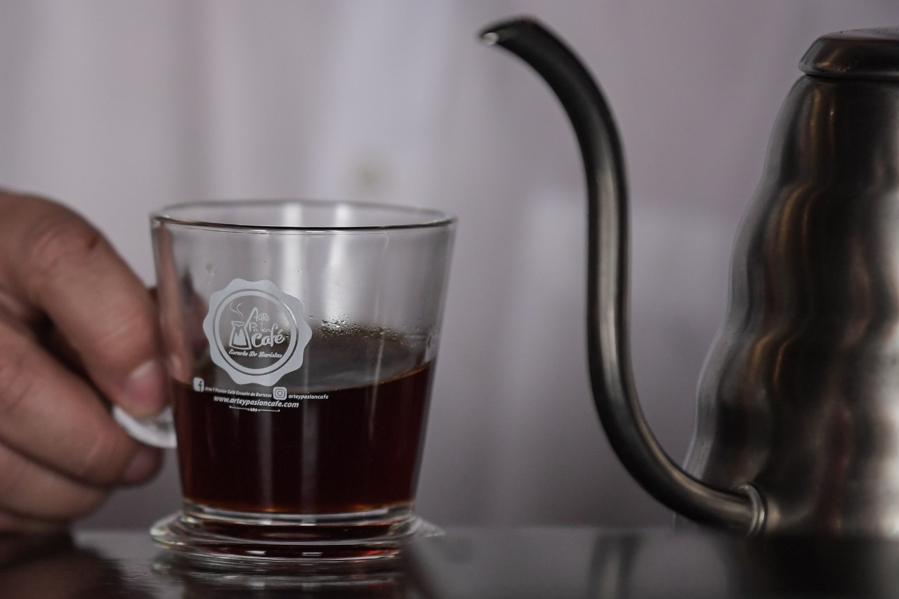 El café es un producto insignia de Colombia, por eso, nacionales y extranjeros siempre buscan un buen lugar para degustar una buena taza y conocer más del proceso de este grano. Una buena opción en Bogotá es Arte y Pasión Café, que tiene el objetivo de promover el consumo del café de especialidad y mejorar la calidad de vida de los caficultores al lograr un precio justo en toda la cadena de producción y distribución por medio de una preparación optima, consciente y de la mas alta calidad.