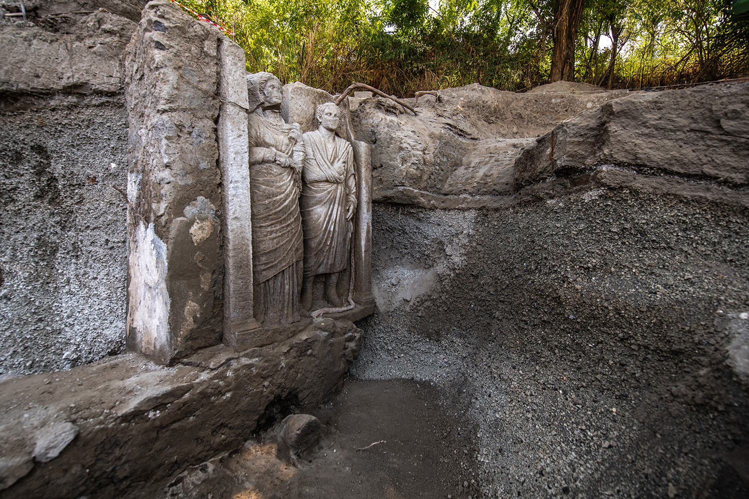 Hallado un relieve de una pareja casi a tamaño natural en una tumba monumental de Pompeya