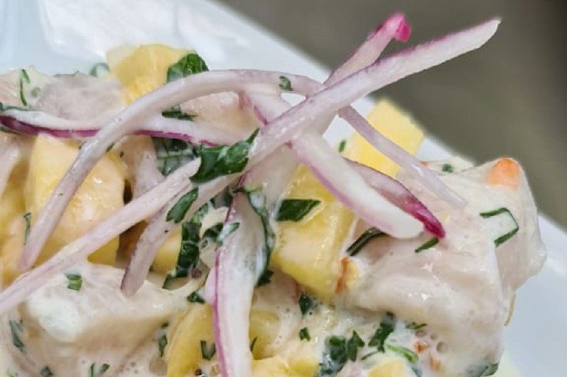 Receta para hacer ceviche de pescado en yogur griego con piña, hierbabuena y ají