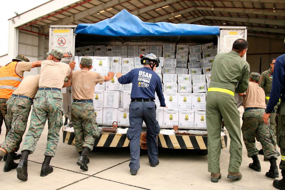 Santos llegó a Ecuador con ayuda humanitaria para víctimas de terremoto