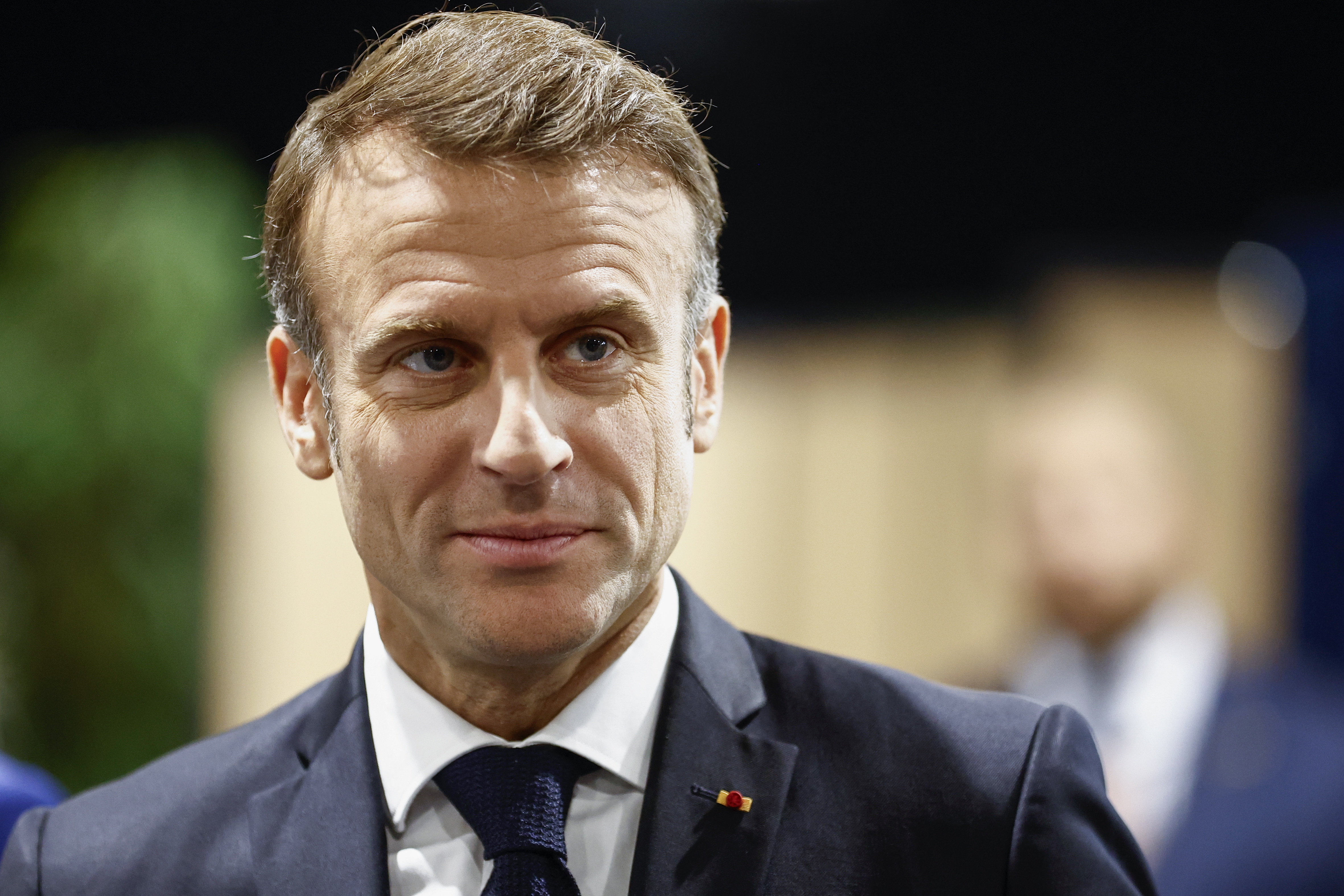 Le Touquet (France), 07/07/2024.- French President Emmanuel Macron arrives at a polling station to vote in the second round of French parliamentary elections in Le Touquet-Paris-Plage, northern France, France, 07 July 2024. After the first round of legislative elections, where the far right party le Rassemblement National (RN) came ahead, the country votes again on 07 July for the second round with results expected at about 20h00 local time. (Elecciones, Francia) EFE/EPA/MOHAMMED BADRA / POOL