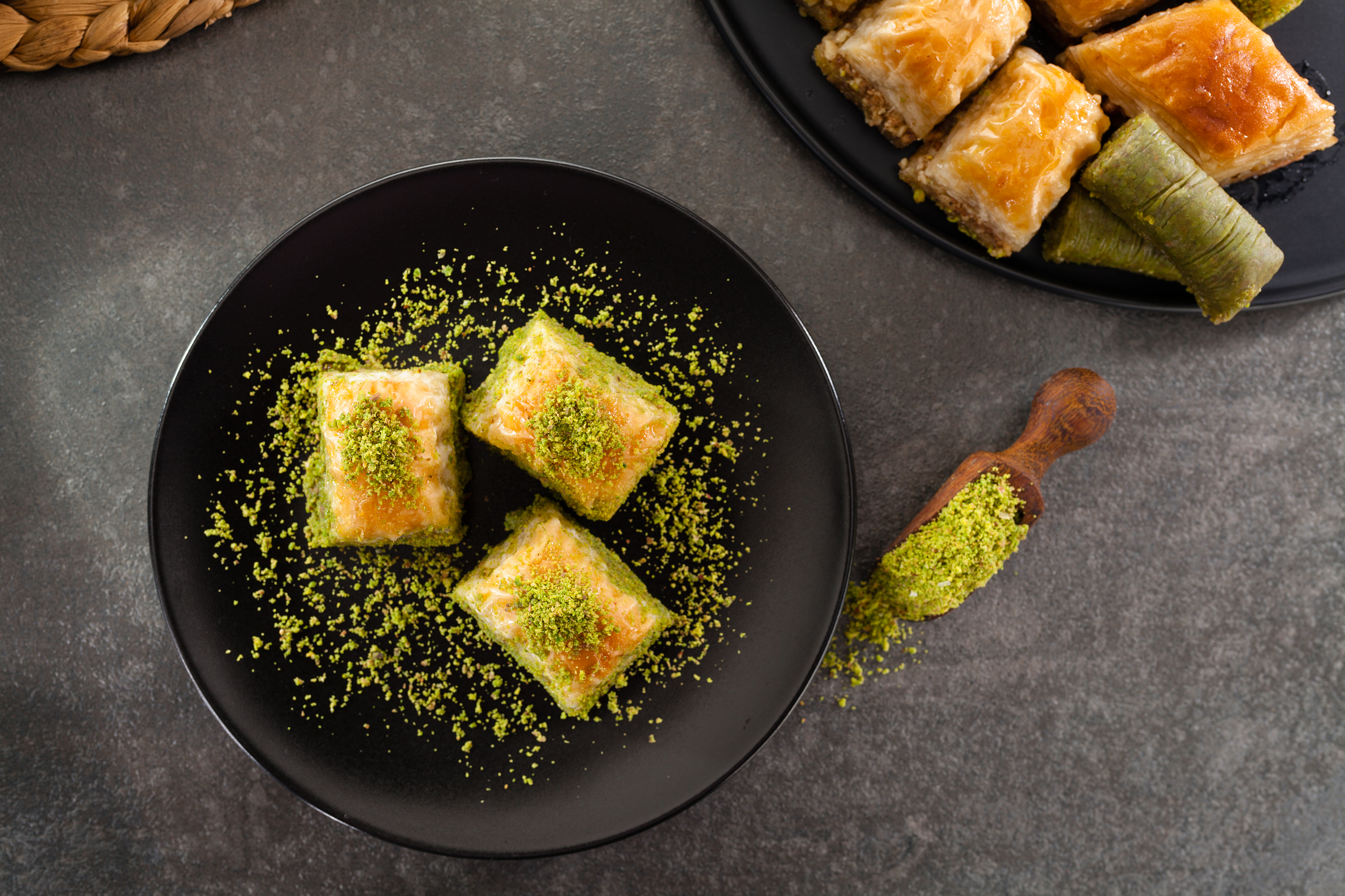 Baklava en plato negro.