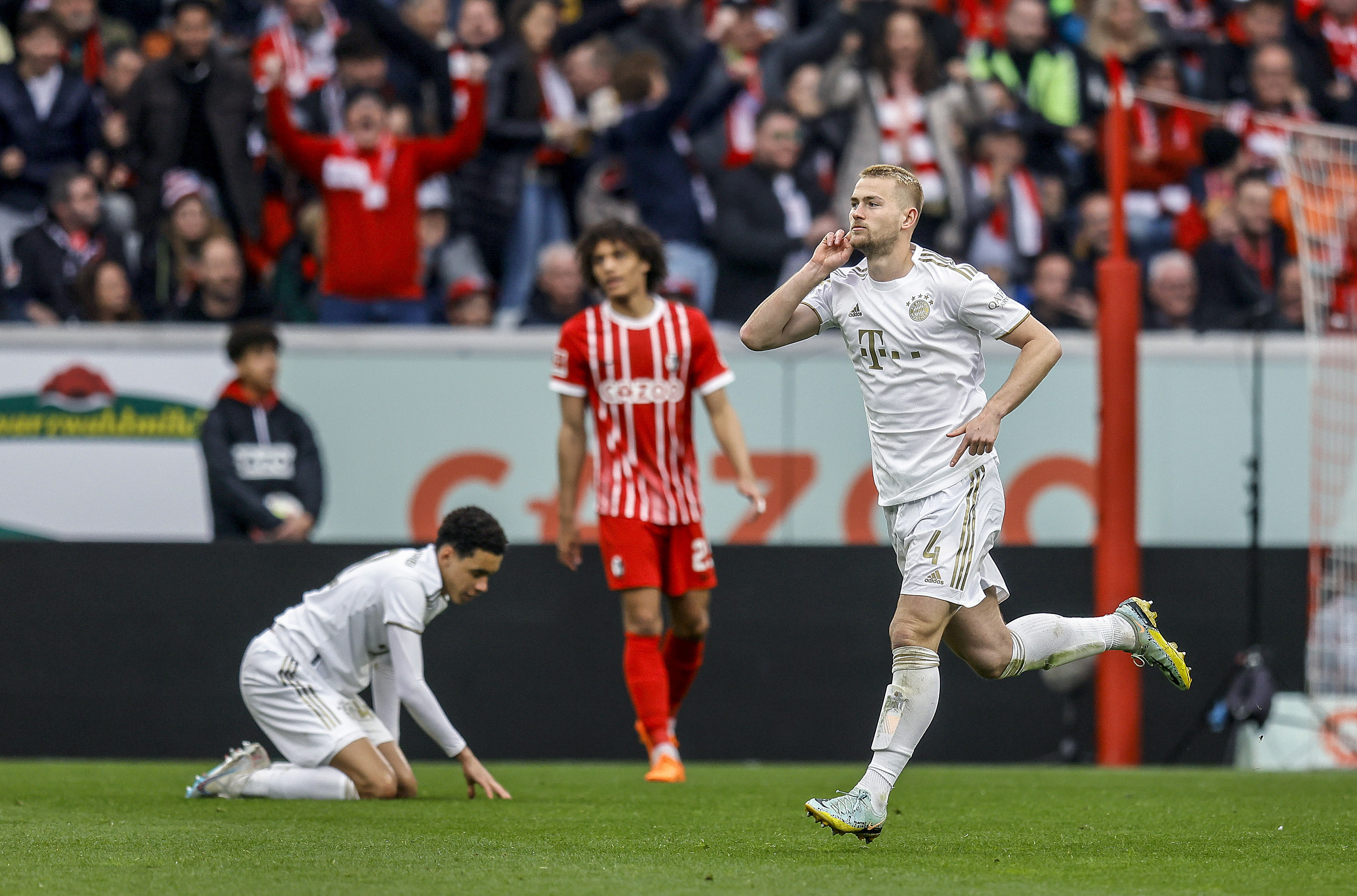 Freiburg (Germany), 08/04/2023.- Munich's Matthijs de Ligt (R) celebrates scoring the opening goal during the German Bundesliga soccer match between SC Freiburg and FC Bayern Munich in Freiburg, Germany, 08 April 2023. (Alemania) EFE/EPA/RONALD WITTEK CONDITIONS - ATTENTION: The DFL regulations prohibit any use of photographs as image sequences and/or quasi-video.