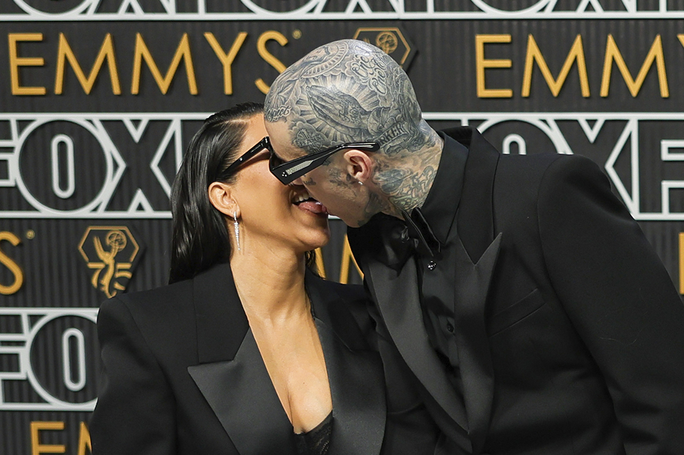 El apasionado beso de Kourtney Kardashian y Travis Barker en los Premios Emmy