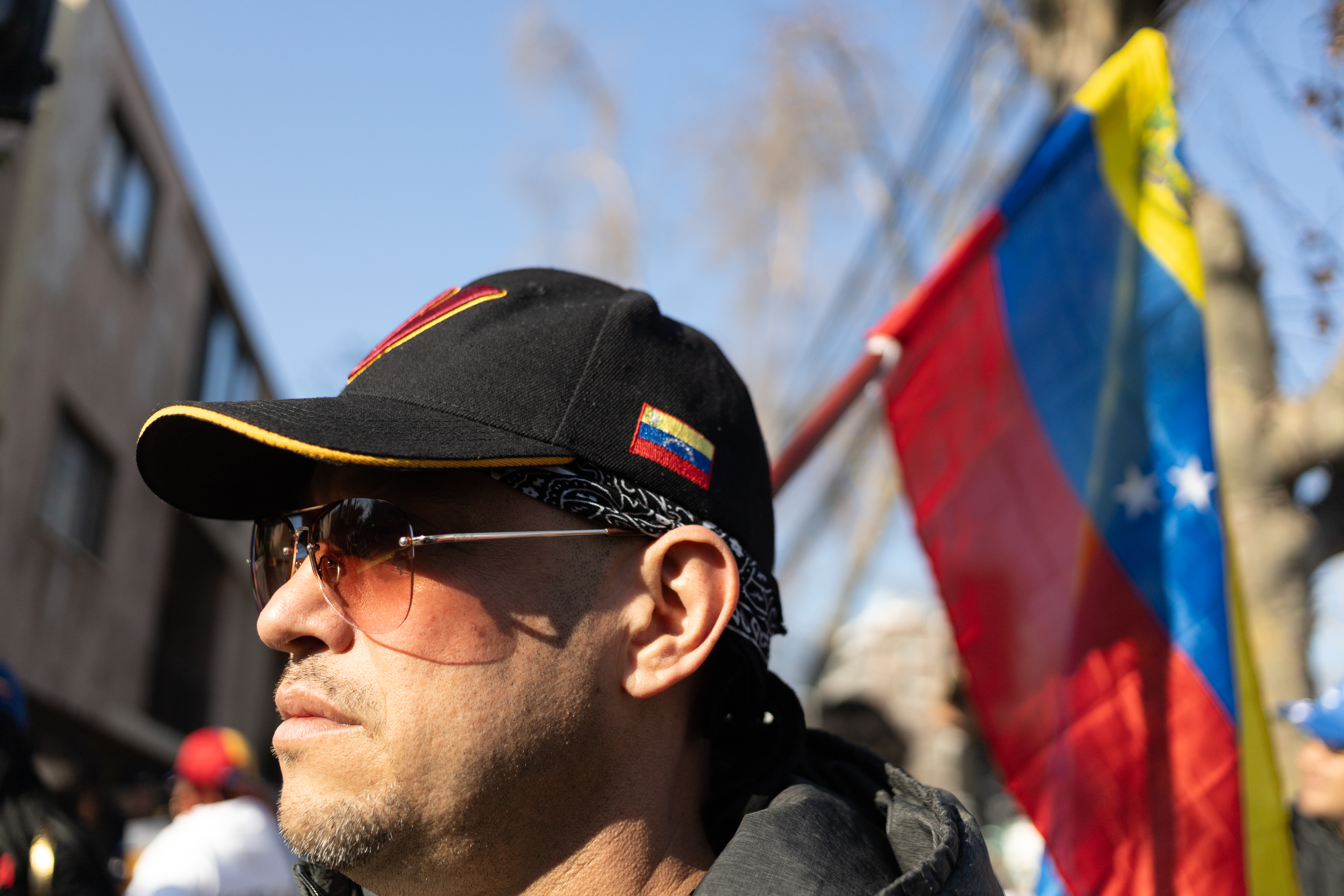 AME5549. SANTIAGO (CHILE), 28/07/2024.- Un ciudadano venezolano posa a su llegada a votar en las elecciones presidenciales de Venezuela este domingo, al consulado de Venezuela en Santiago (Chile). EFE/ Ailen Díaz