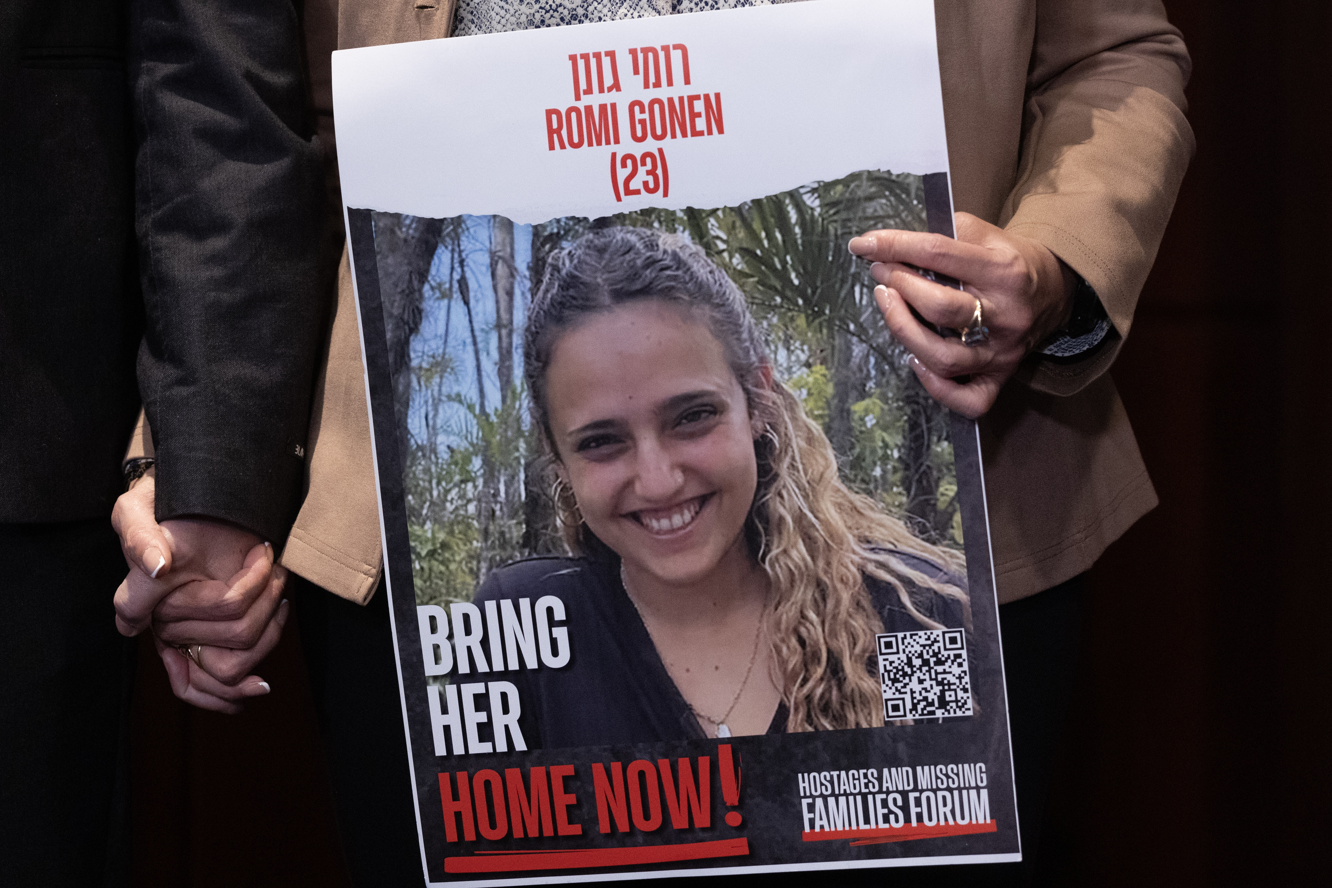WASHINGTON DC, 19/01/2025.- Foto de archivo del 7 de febrero de 2024 de un cartel con el retrato de Romi Gonen durante una concentración en Washington DC (Estados Unidos). El grupo islamista Hamás publicó este domingo los nombres de las tres rehenes israelíes que serán liberadas este domingo en el primer día del alto el fuego en Gaza: Romi Gonen, Doron Steinbrecher y Emily Damary. EFE/ Michael Reynolds