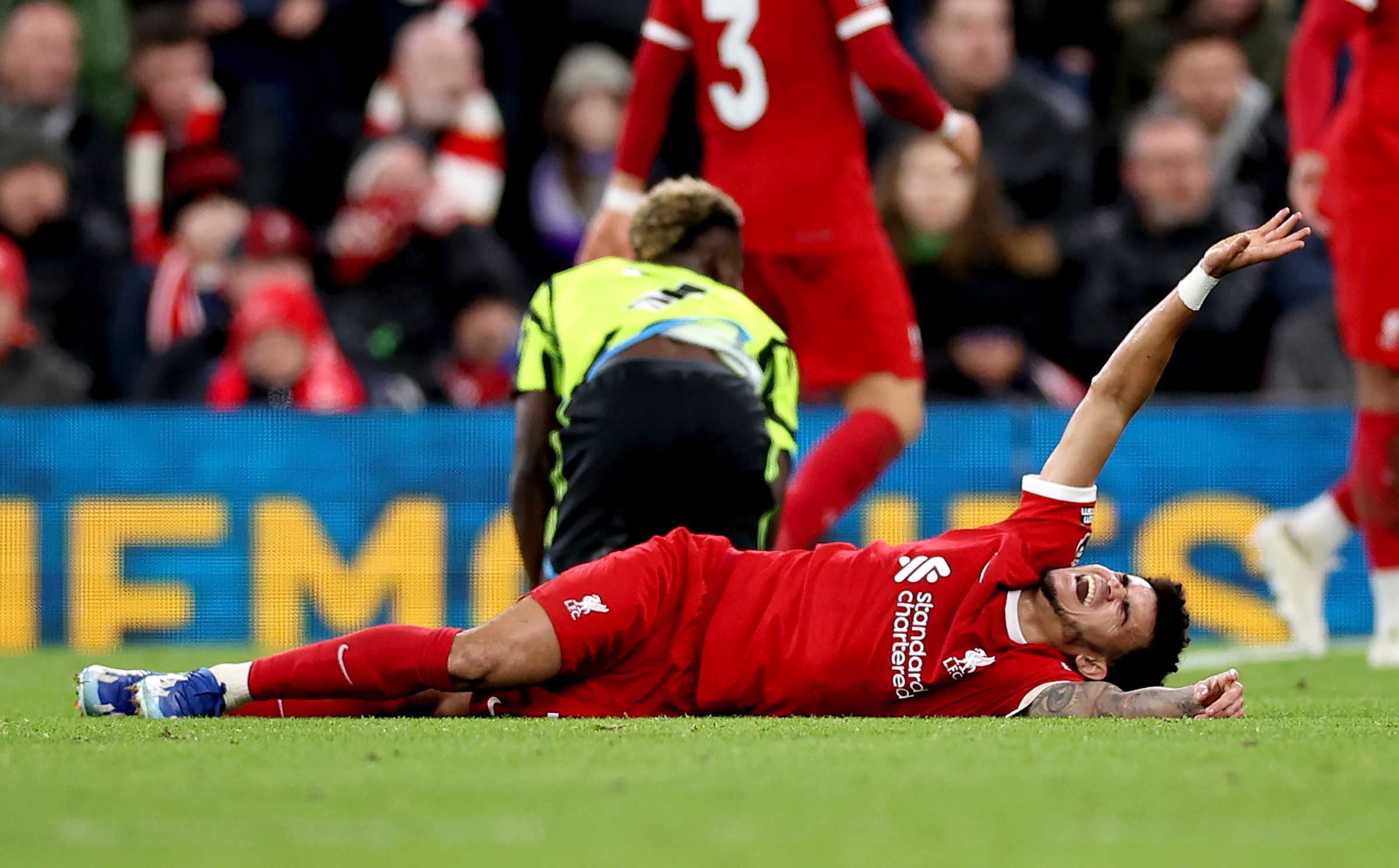 Liverpool (United Kingdom), 23/12/2023.- Luis Diaz of Liverpool reacts as he goes down with an injury during the English Premier League soccer match between Liverpool FC and Arsenal FC, in Liverpool, Britain, 23 December 2023. (Reino Unido) EFE/EPA/ADAM VAUGHAN EDITORIAL USE ONLY. No use with unauthorized audio, video, data, fixture lists, club/league logos, 'live' services or NFTs. Online in-match use limited to 120 images, no video emulation. No use in betting, games or single club/league/player publications.
