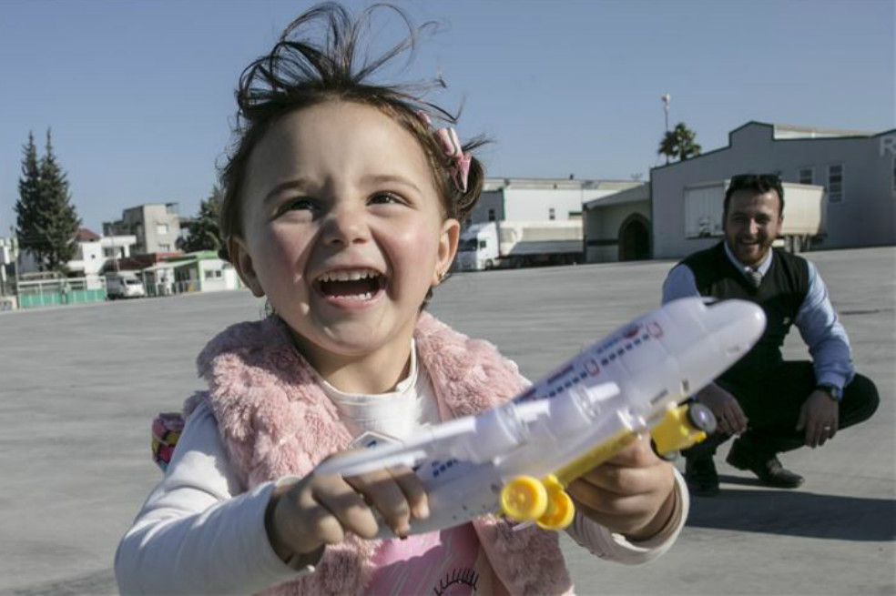 Niña siria del video viral juega por primera vez con juguetes de verdad en Turquía