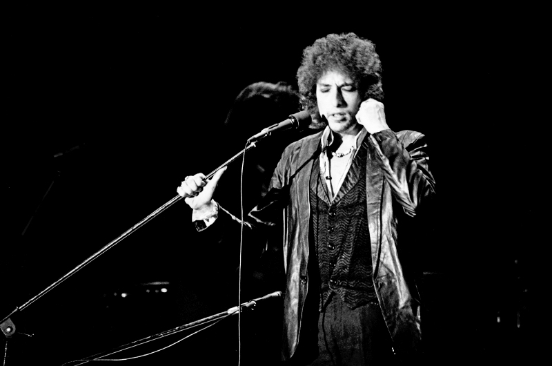 (FILES) This file photo taken on on July 4, 1978 shows US poet and folk singer Bob Dylan performing in Paris. US songwriter Bob Dylan won the Nobel Literature Prize on October 13, 2016, the first songwriter to win the prestigious award and an announcement that surprised prize watchers. / AFP / PIERRE GUILLAUD