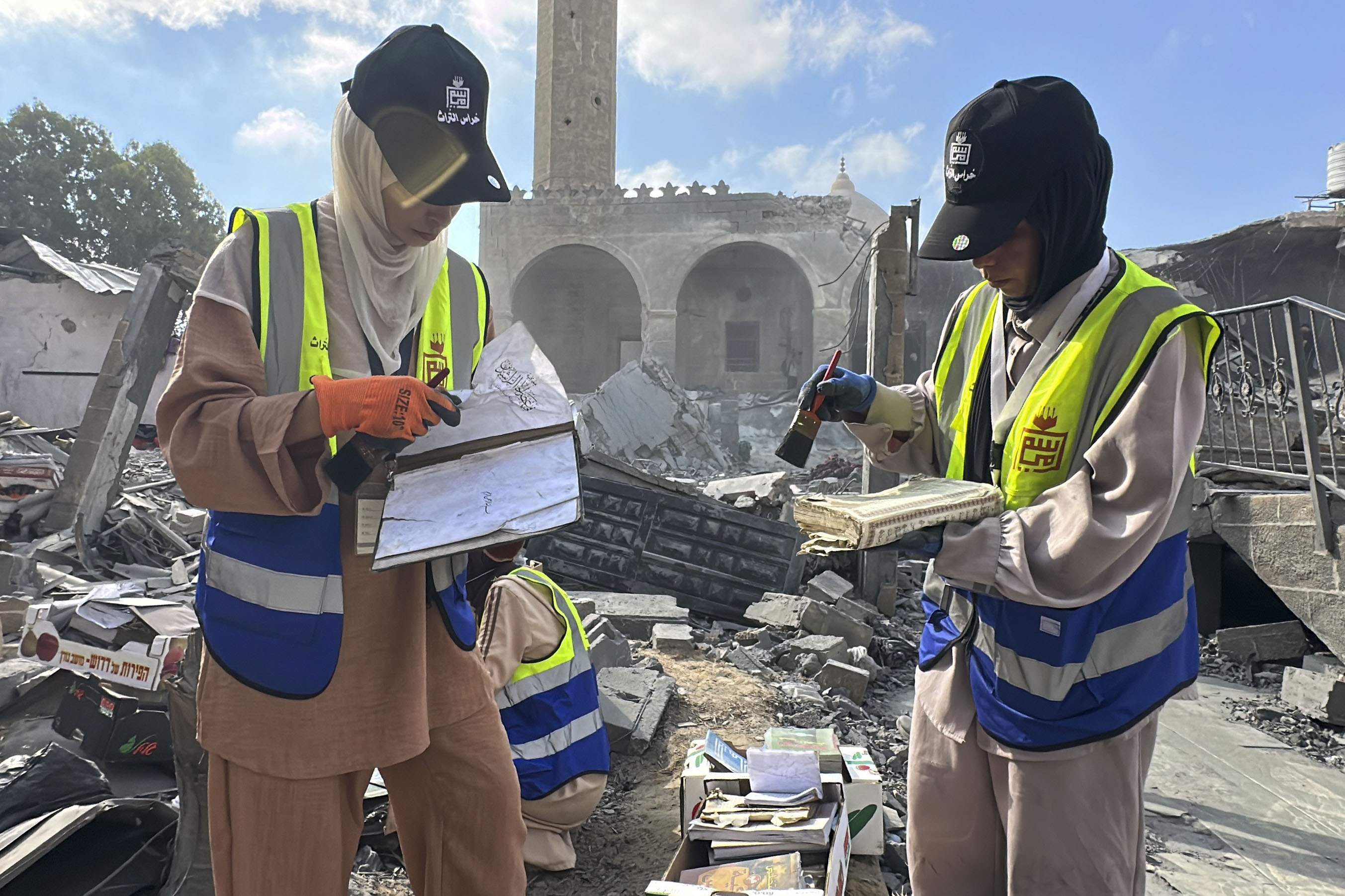 DEIR AL BALAH (GAZA), 28/08/2026.- Voluntarios y miembros de la Asociación Mayasem para la Cultura y las Artes (MACA, en inglés) trabajan ayer jueves para recuperar para preservar el patrimonio de la mezquita Abu Salim de Deir al Balah (centro de Gaza) que Israel atacó el lunes. EFE