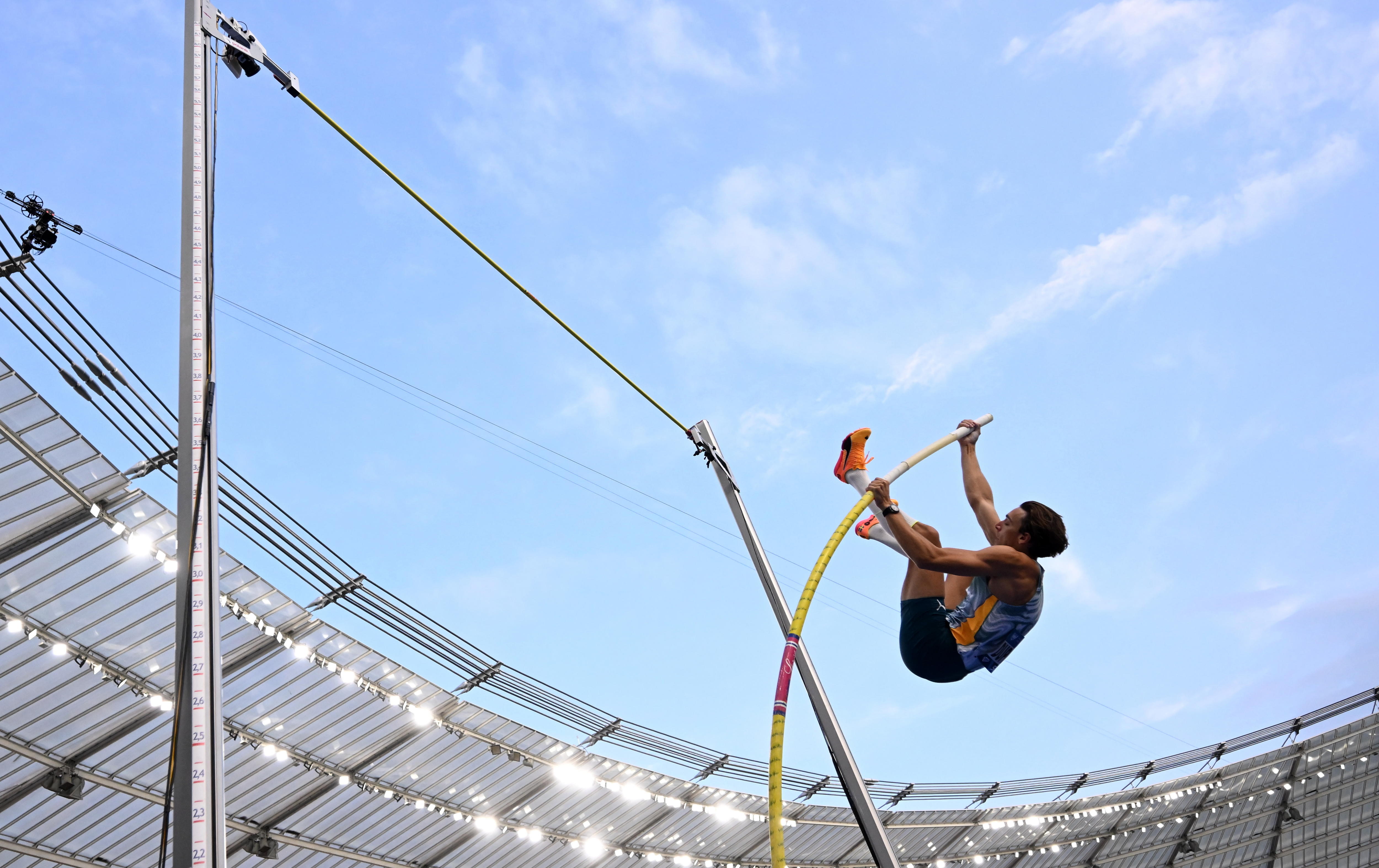 Chorzow (Poland), 25/08/2024.- Armand Duplantis of Sweden competes in the men's pole vault competition during the Diamond League atletics meeting - Kamila Skolimowska Memorial, at the Silesian Stadium in Chorzow, southern Poland, 25 August 2024. (Salto con pértiga, Polonia, Suecia) EFE/EPA/Adam Warzawa POLAND OUT
