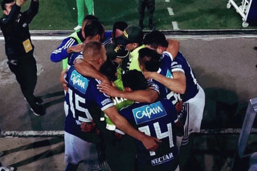Ante el terrorismo, abrazo de gol