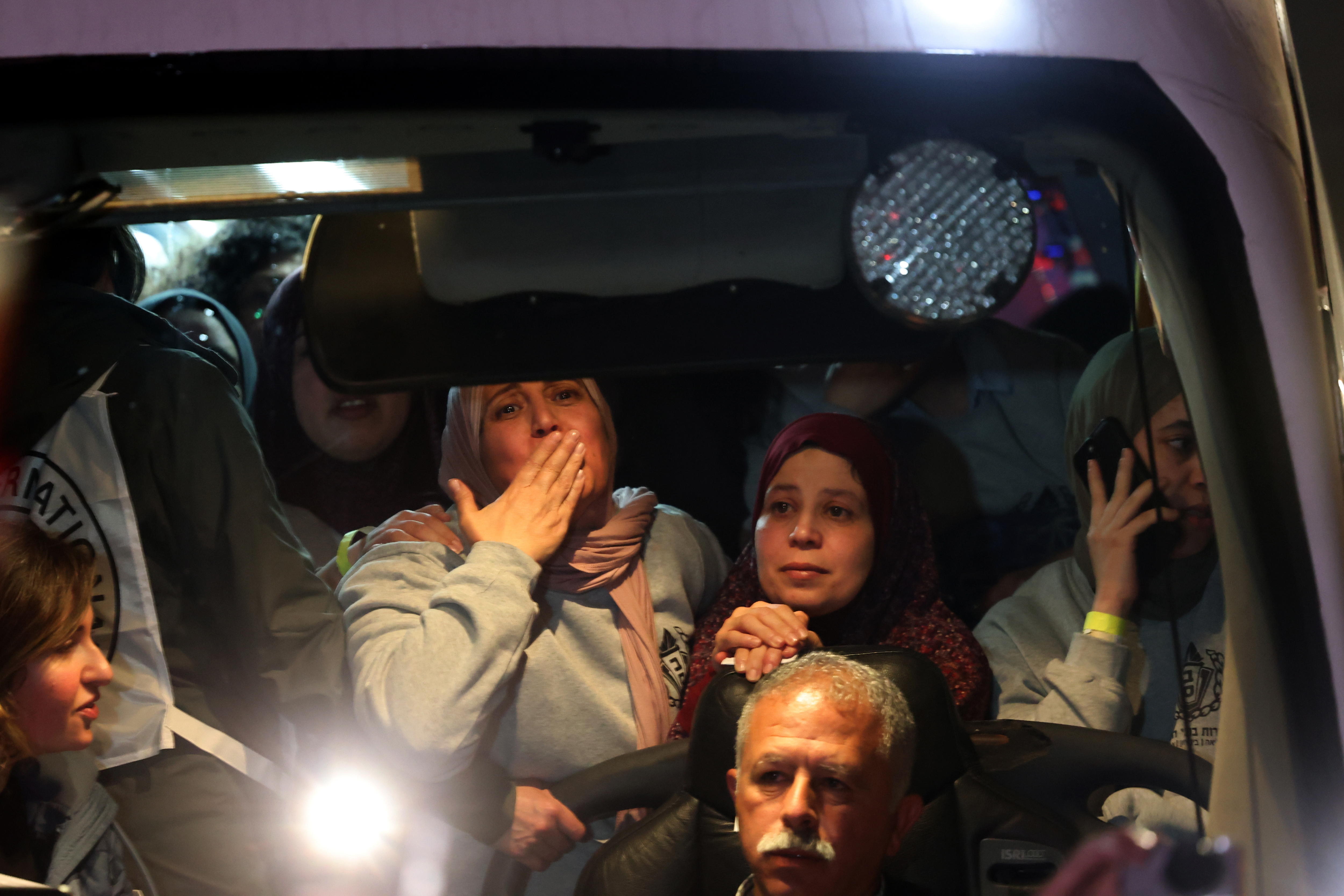 Ramallah (-), 20/01/2025.- People onboard a bus carrying released Palestinian prisoners from the Ofer Israeli military prison gestures as it arrives in Ramallah, early 20 January 2025, amid a ceasefire and hostage release deal between Israel and Hamas. Israel and Hamas agreed on a hostage release deal and a Gaza ceasefire to be implemented on 19 January 2025. More than 46,000 Palestinians have been killed in the Gaza Strip, according to the Palestinian Ministry of Health, since Israel launched a military campaign in the strip in response to a cross-border attack led by the Palestinian militant group Hamas on 07 October 2023, in which about 1,200 Israelis were killed and more than 250 taken hostage. (Ramala) EFE/EPA/ALAA BADARNEH