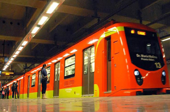 Anciano muere en metro de Ciudad de México y pasajeros pensaron que dormía