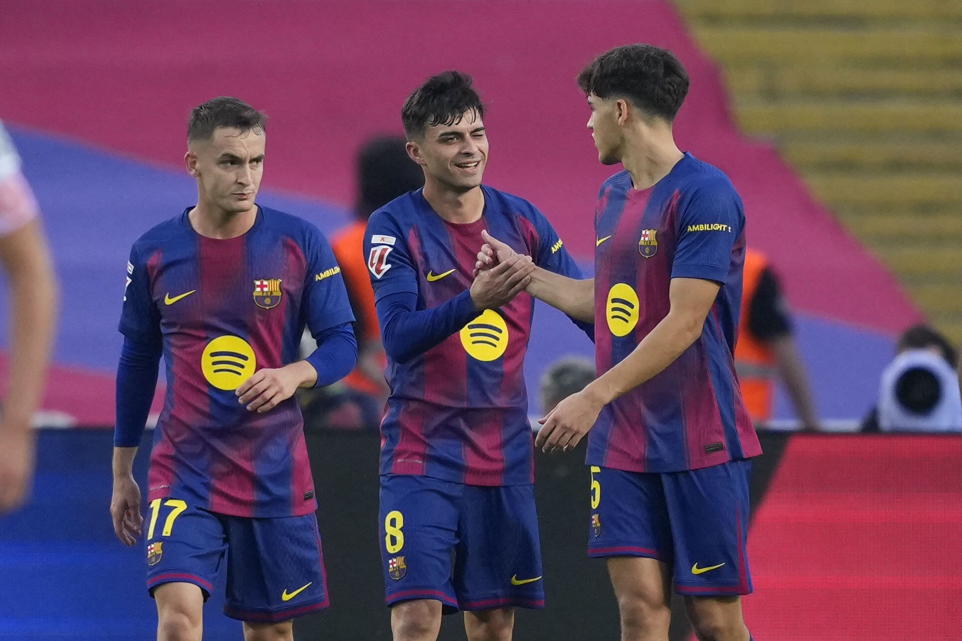 BARCELONA, 18/10/2025.- El centrocampista del FC Barcelona Pedri (c) celebra tras anotar el primer gol del equipo durante el partido de la jornada 9 de LaLiga EA Sports, entre el FC Barcelona y el Girona FC, en el estadio Olímpico de Montjuic, en Barcelona. EFE/ Alejandro García