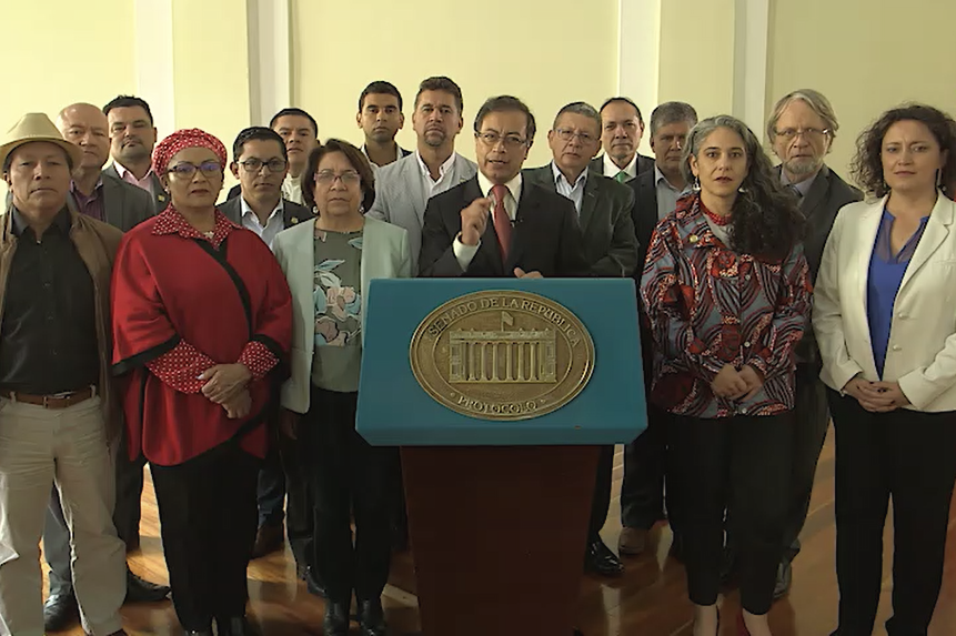 En cabeza del senador Gustavo Petro, la oposición respondió en un video difundido por redes sociales a las declararaciones de Duque sobre la renuncia de Néstor Humberto Martínez y la decisión de la JEP de conceder la garantía de no extradición a "Jesús Santrich".Captura de videoSegún Viña Castro, lo que se conoce como alocución presidencial están regulada en el artículo 32 de la Ley 182 de 1995, que señala que el presidente de la República podrá utilizar, en cualquier momento, los servicios de televisión para dirigirse al país y que esta determinación conlleva a una interrupción “obligatoria y simultánea” de la programación habitual de todos los operadores del servicio de televisión en el país.