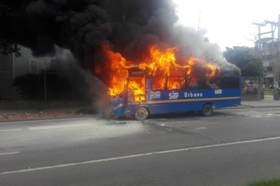 Se incendió un bus del SITP en la Avenida Primero de Mayo