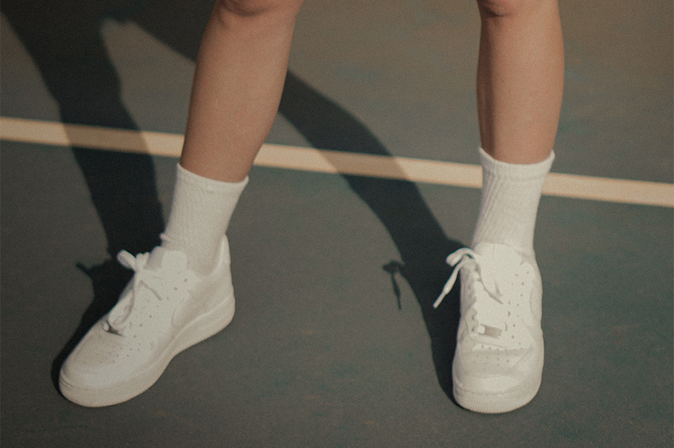 Las zapatillas blancas se niegan a desaparecer: siguen marcando las tendencias