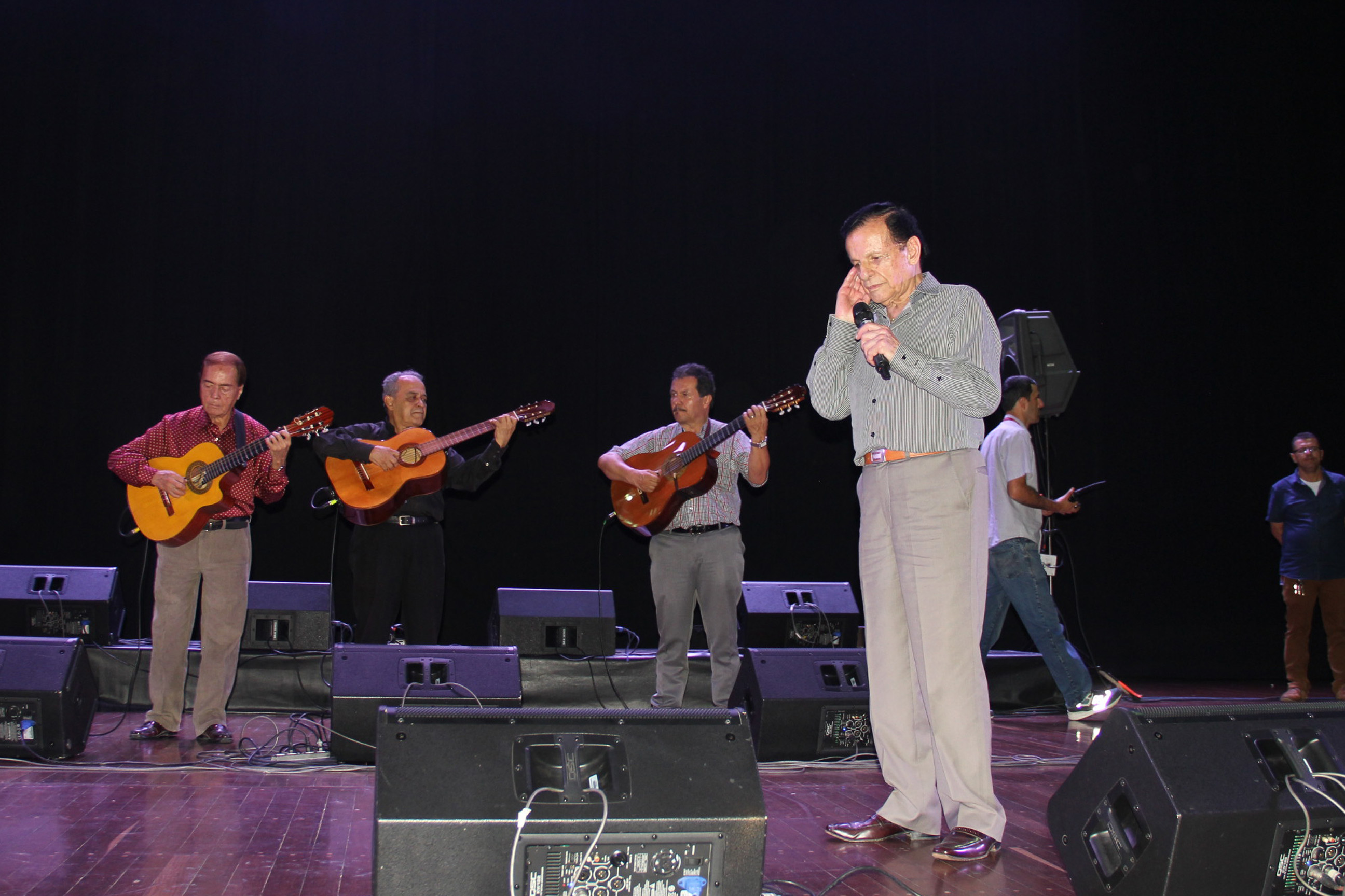 El cantante Óscar Agudelo en presentación en el teatro de la Universidad de Medellín.
